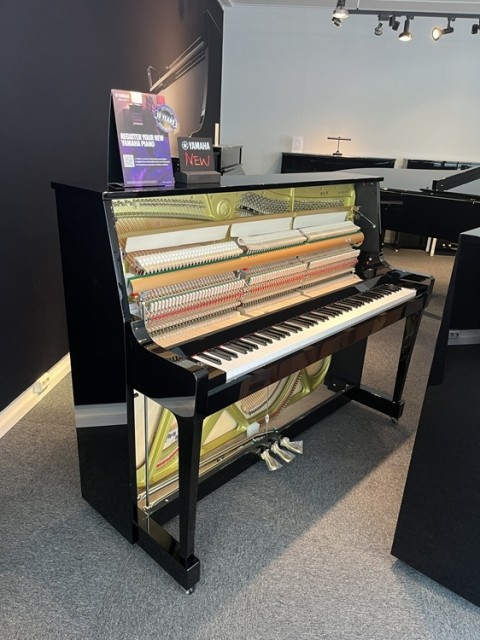 Yamaha mod. B30 PE. Sort polert. Rammeverk og resonansbunn likt den legendariske Yamaha U1.