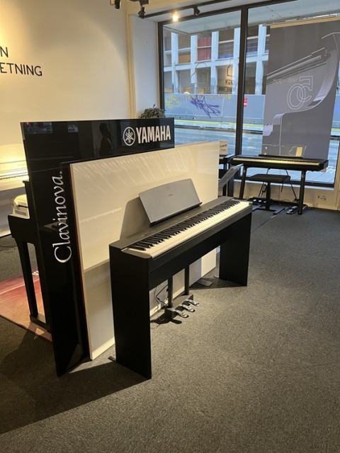 Yamaha P225 B, i utstillingen i Komediebakken 9