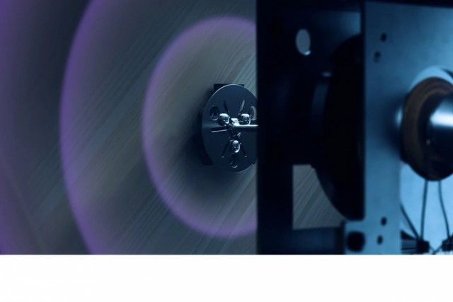 Transducere overfører digital-elektronisk klang til instrumentets egen resonansbunn.